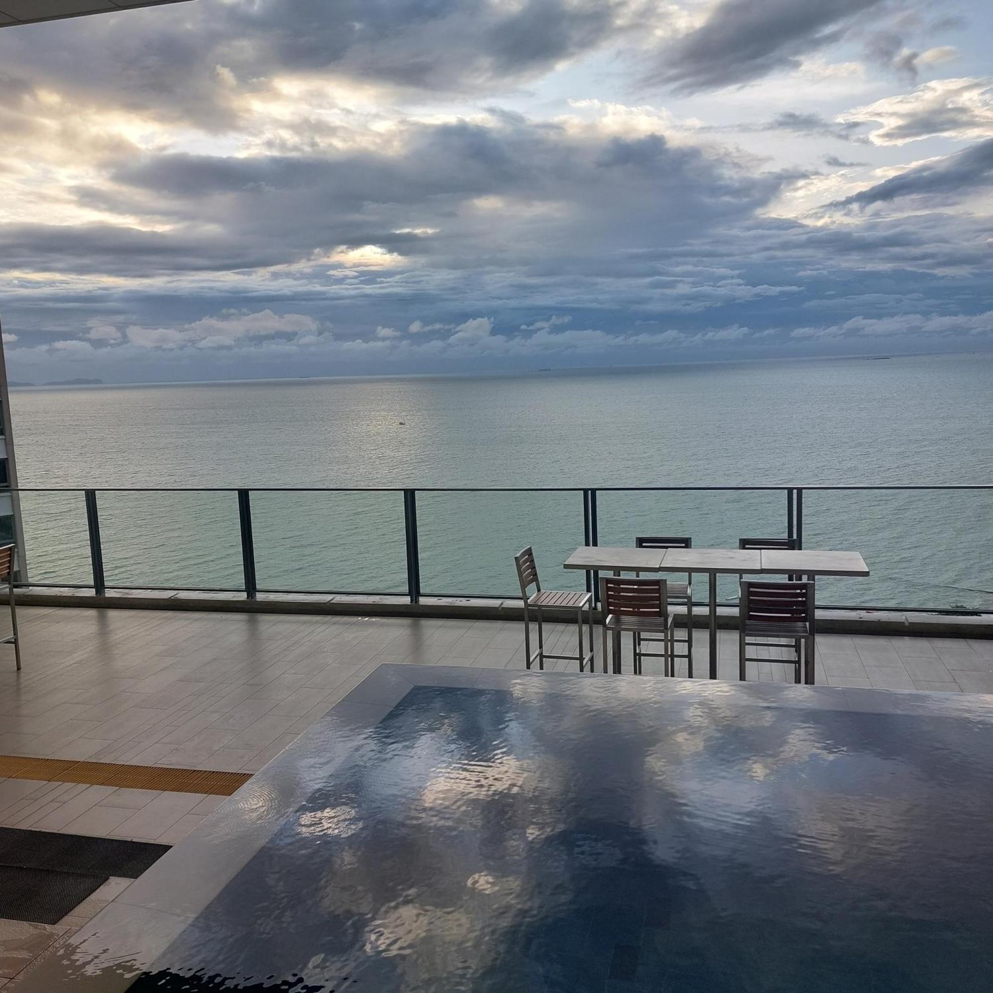 Sea View Apartment In Pattaya ภายนอก รูปภาพ