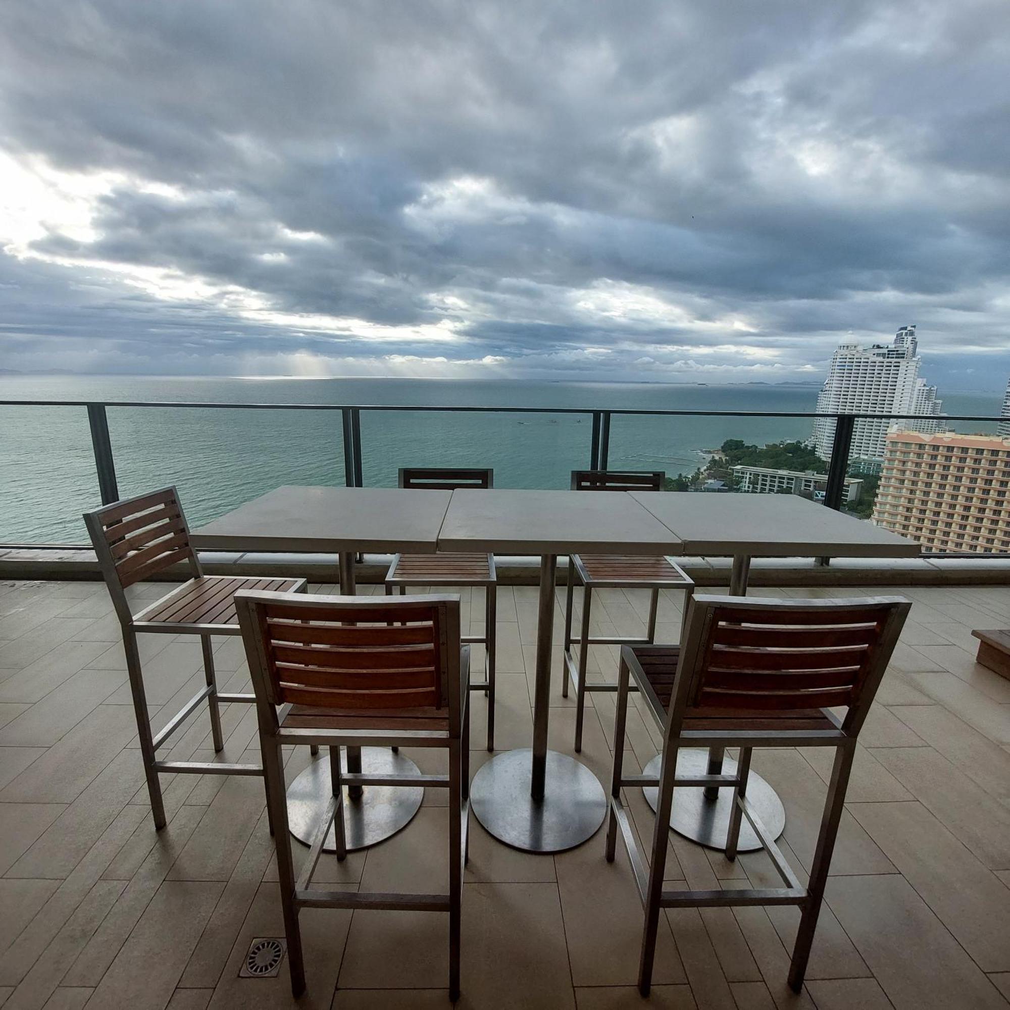 Sea View Apartment In Pattaya ภายนอก รูปภาพ