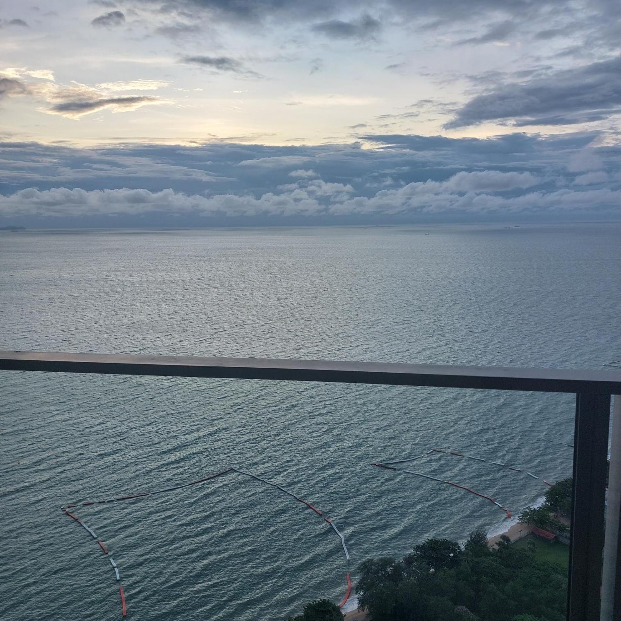 Sea View Apartment In Pattaya ภายนอก รูปภาพ